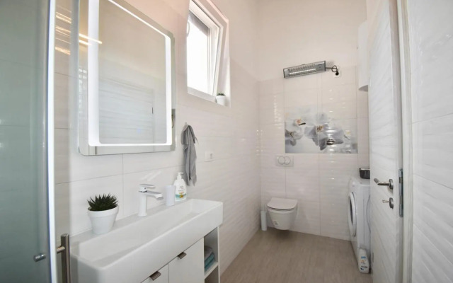 Bright and spacious apartment with grill ***