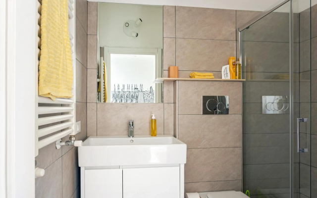 A Yellow Touch - Modern Studio in Isola Milano