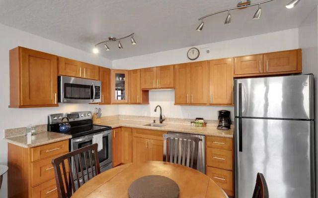Deluxe Ocean View Condo on 31st Floor - Free Parking & Wifi! by Koko Resort Vacation Rentals