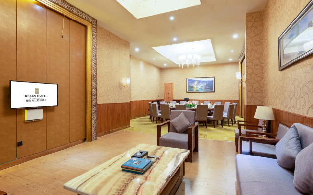 River & Holiday Rezen Hotel Pengshui