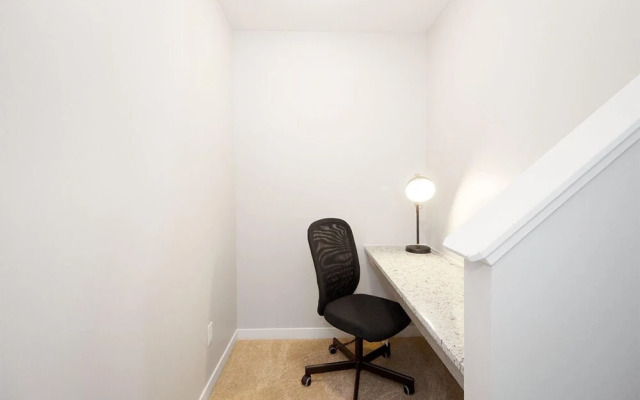 Cheerful 4 Bedroom Townhouse With Parking Wifi