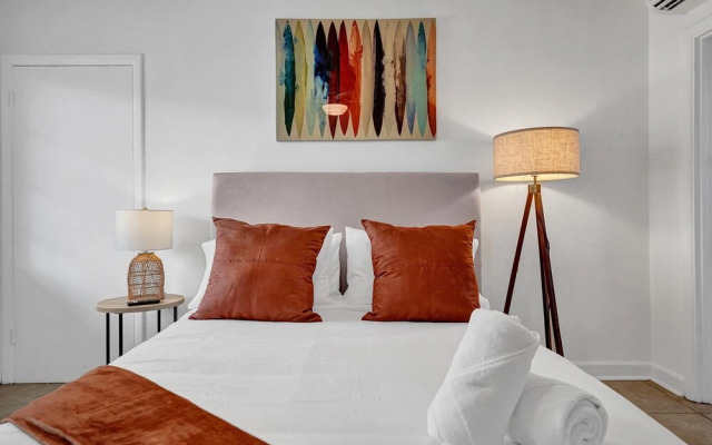 Waves on Desoto Lovely Studio 2