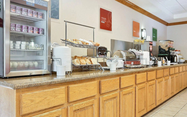 Comfort Suites Airport