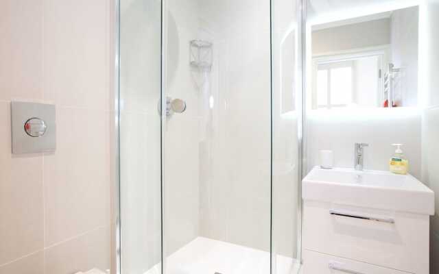 JOIVY English Retro 2BR Apt Near Battersea Park