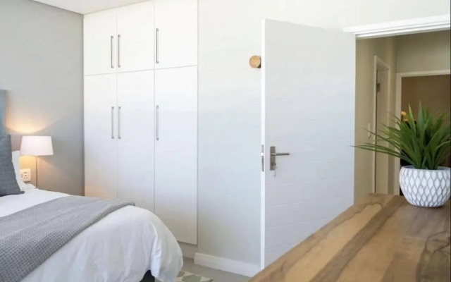 Waterfront Getaway, 2 Bedroom Seaside Bliss