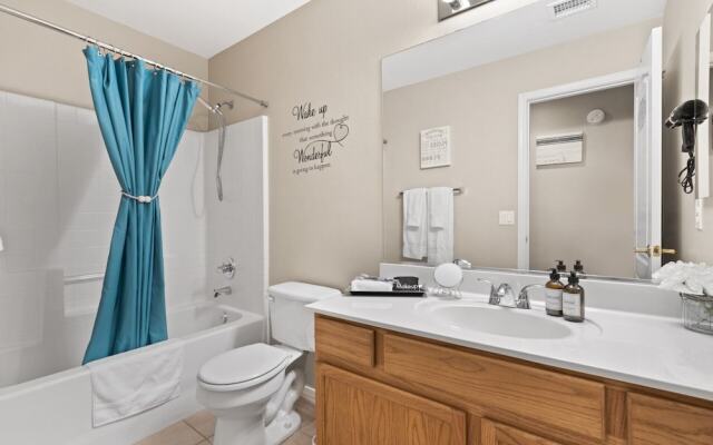 Cozy Hidden Gem - 3BR - 1Den w Backyard