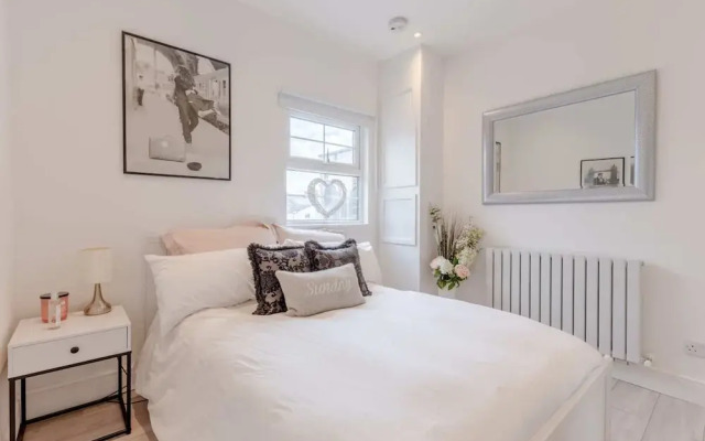 Modern 2 Bedroom Apartment in Wimbledon With Garden