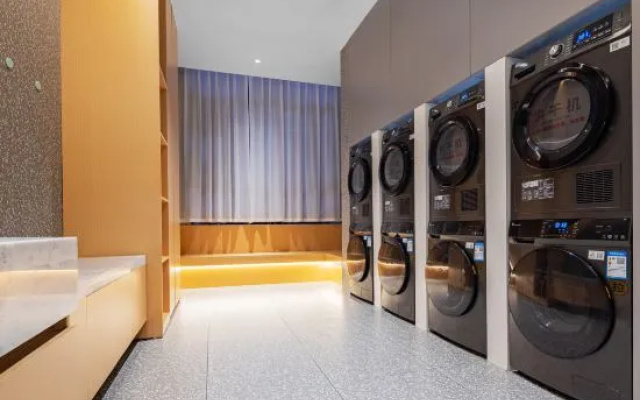 Berkshire International Hotel (Xinhua Ideal City Store at Enshi Airport) – Hotel Rooms – Enshi Prefecture