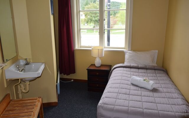 Garston Hotel and Cafe