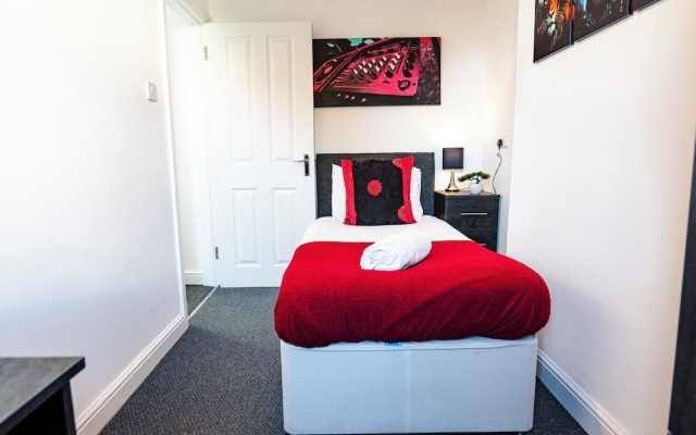 Gloucester-4 Bed Home for Work & Leisure