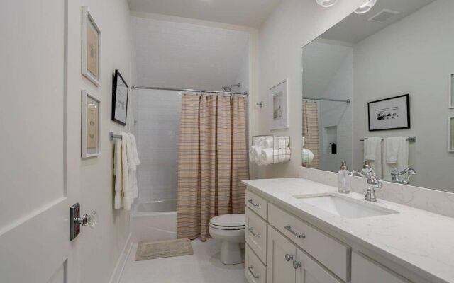 The SoFay Farmhouse - 1 Mile From U of A - Luxury Amenities