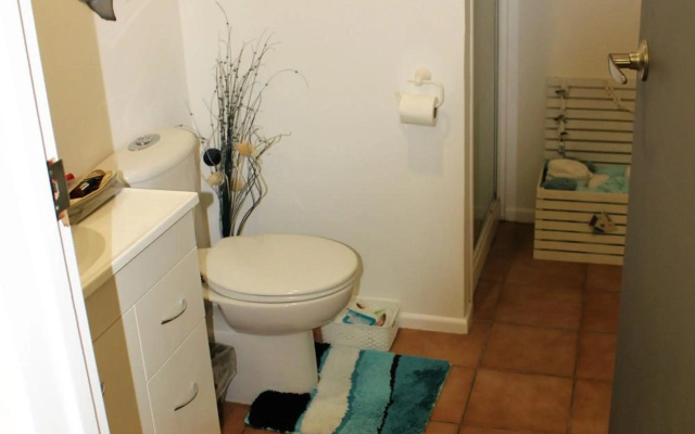 Close to beach – Bathroom – North Auckland
