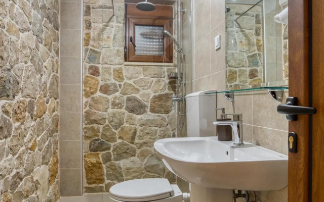 Stonehouse in Olives