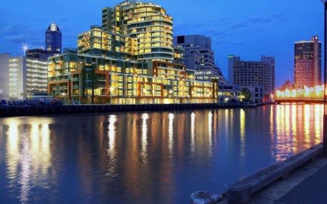 Melbourne Holiday Apartments Flinders Wharf