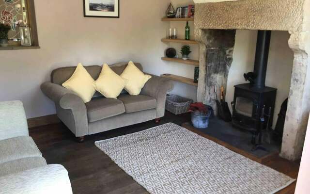 Beautiful 2-bed Cottage in Hurst Green