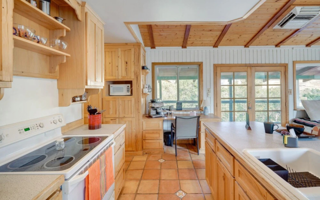 Scenic Kernville Getaway w/ Deck & Mountain Views!