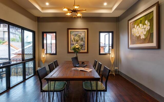 Hostel One Art & Gallery