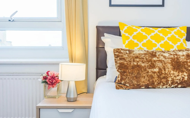 Stunning Self Contained 2 Bedroom Apartment + Parking Sleeps 6