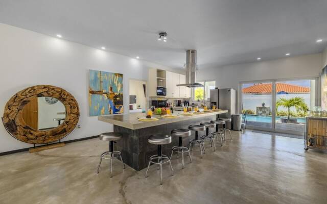 NEW Modern 4BR 4 5BA w Pool Outdoor Dining