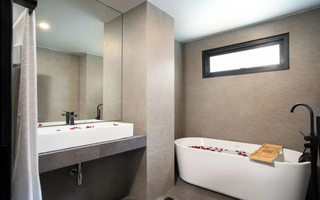 3 Double U - Kalim Sea View