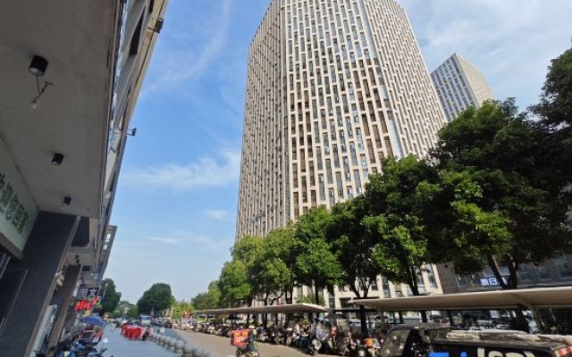 kaxier·yuli – Outside – Wuhan