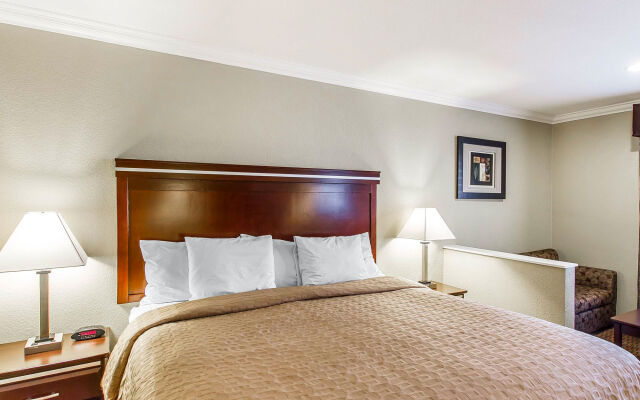 Econo Lodge Inn & Suites