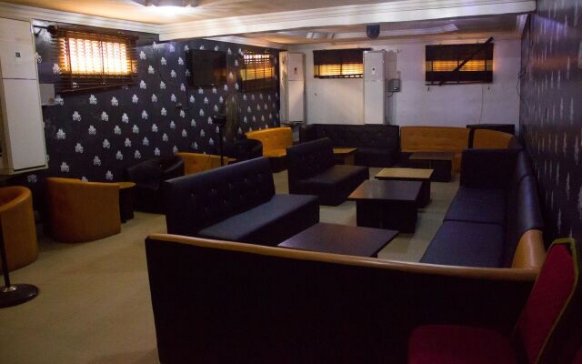 Glasshouse Hotel and Suites
