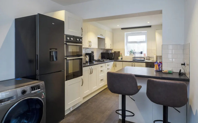 Dartford - 3 Bed House- Sleeps7 - Garden