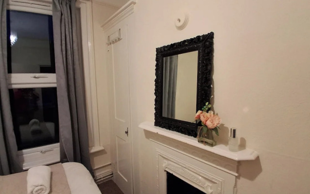 Sunny Southampton 3 Bedroom Apartment