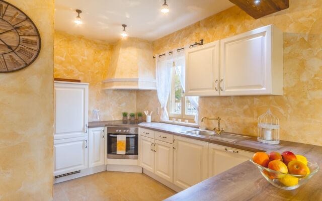 Luxury Villas Kras Ladies