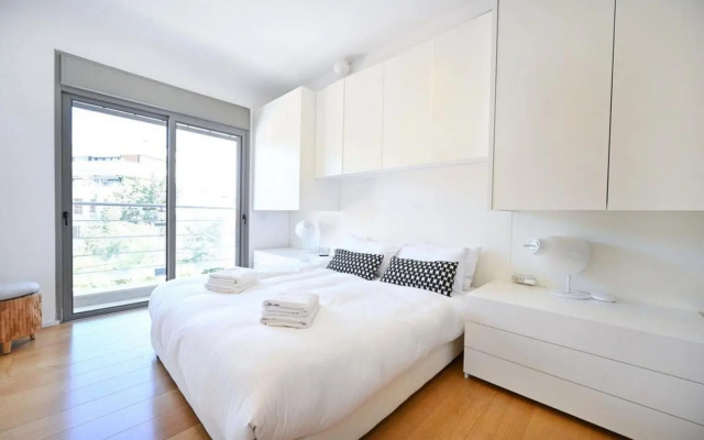 Sunny 3BR Penthouse near the Beach by HolyGuest