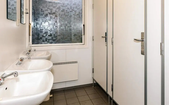 Holiday Home With Shared Kitchen & Bathroom