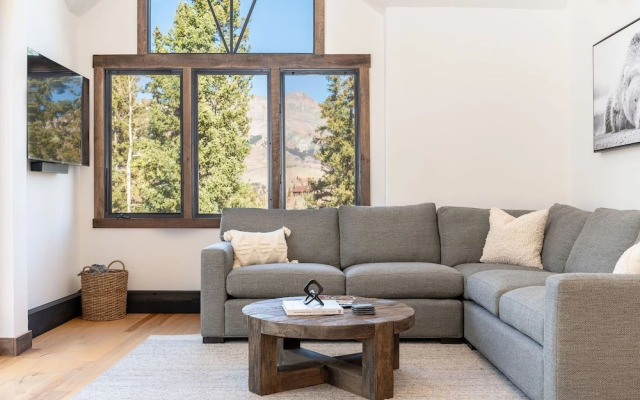 Winterleaf 4 Bedroom Home by RedAwning