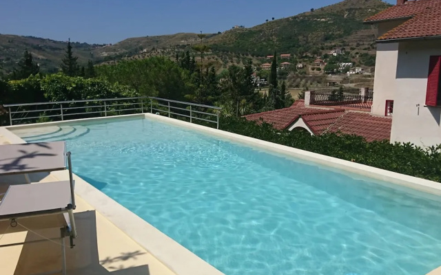 Sun-kissed Villa in Laureana Cilento With Swimming Pool