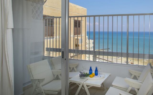 Mackenzie Leo Seafront Suite