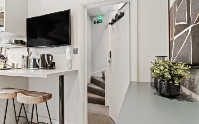 Contemporary Studio W/suspended Bed in Camden Town