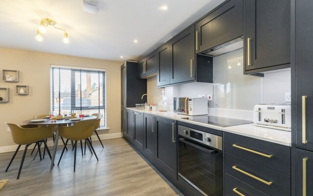 Elliot Oliver - Luxurious 2 Bedroom Apartment With Parking