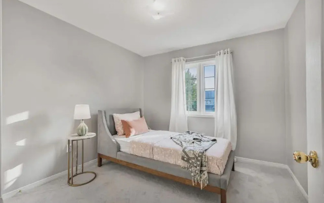 Spacious Whitby Haven 3BR Home Parking