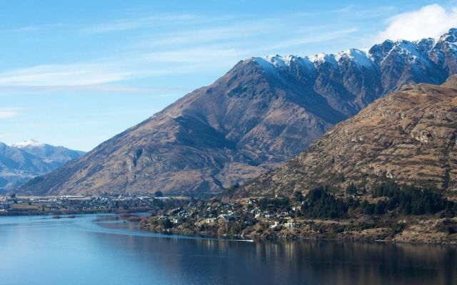 Remarkable Lake View Townhouse Queenstown Hill