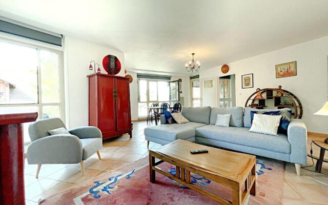 Nice 110m With Balcony In The Downtown
