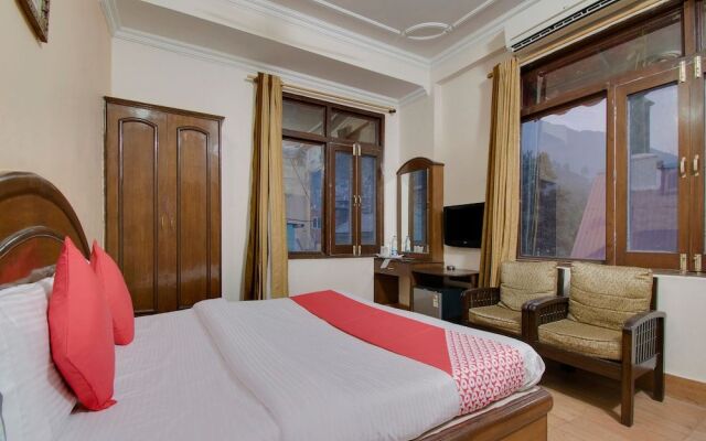 Oyo 26837 Hotel White House