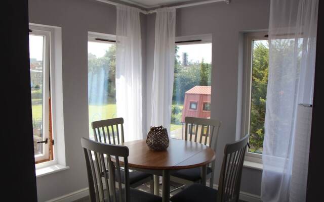 Gorgeous Newly Renovated 2 Bedroom Apartment