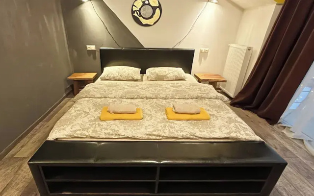 Mestia Retreat Sleeps 12 With Garden