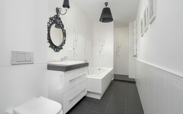 Apartment With Parking Poznań by Renters
