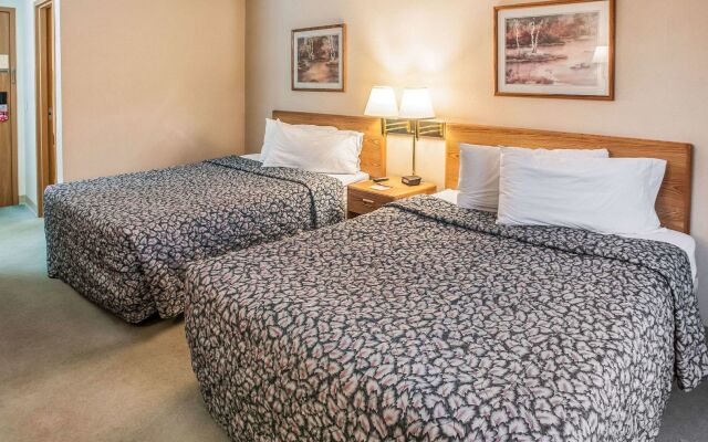 Econo Lodge Inn & Suites Oconto