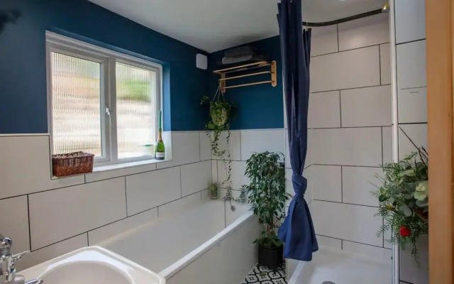 Stylish and Bright 2 Bedroom Flat in Bristol