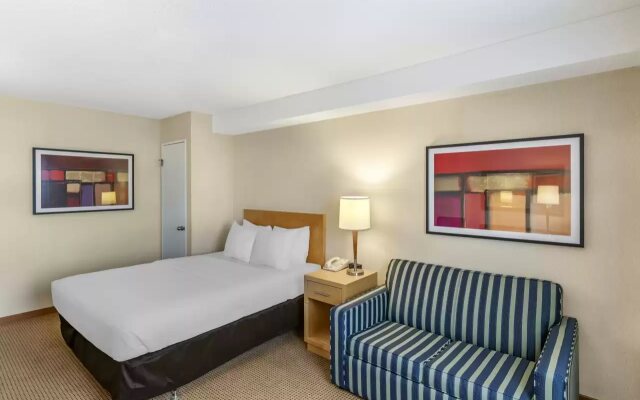 Quality Hotel & Suites Montreal East