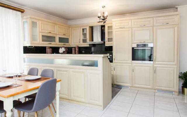 Elegant & Spacious  Apt. with Sea View