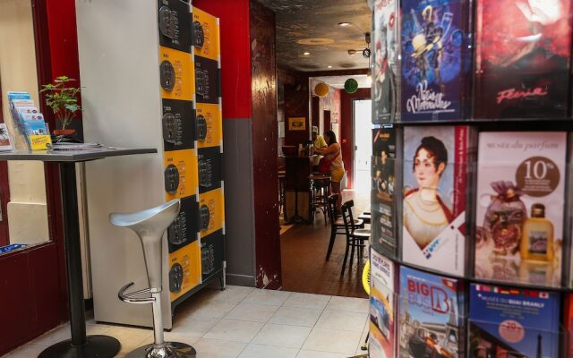 Young & Happy Latin Quarter by Hiphophostels