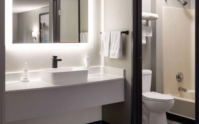 Super 8 by Wyndham Burnham/Lewistown